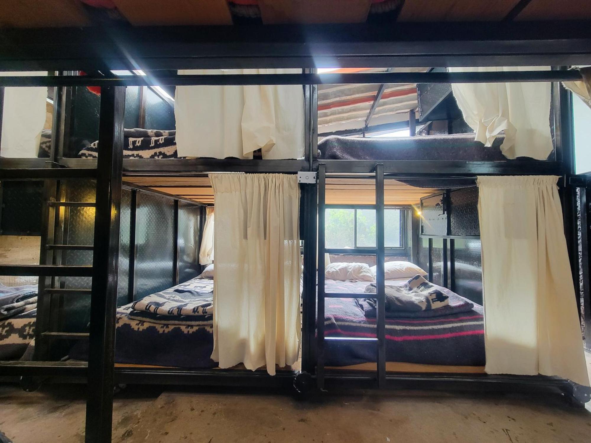 Wolf Totem Steam Punk Guesthouse 피삭 객실 사진
